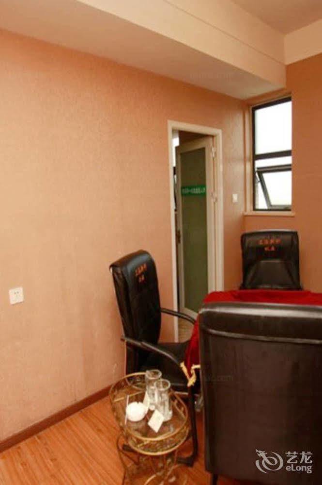 Helun Hotel Чънду Екстериор снимка