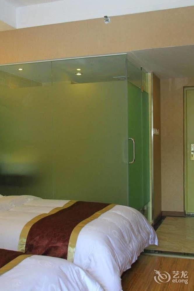 Helun Hotel Чънду Екстериор снимка