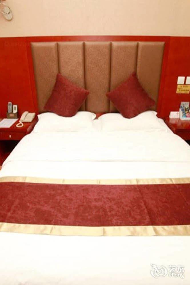 Helun Hotel Чънду Екстериор снимка