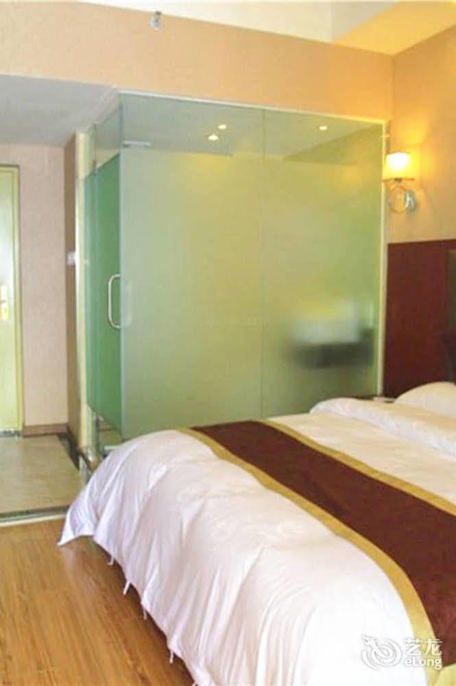 Helun Hotel Чънду Екстериор снимка