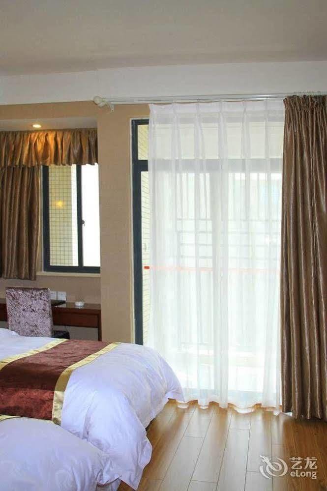 Helun Hotel Чънду Екстериор снимка
