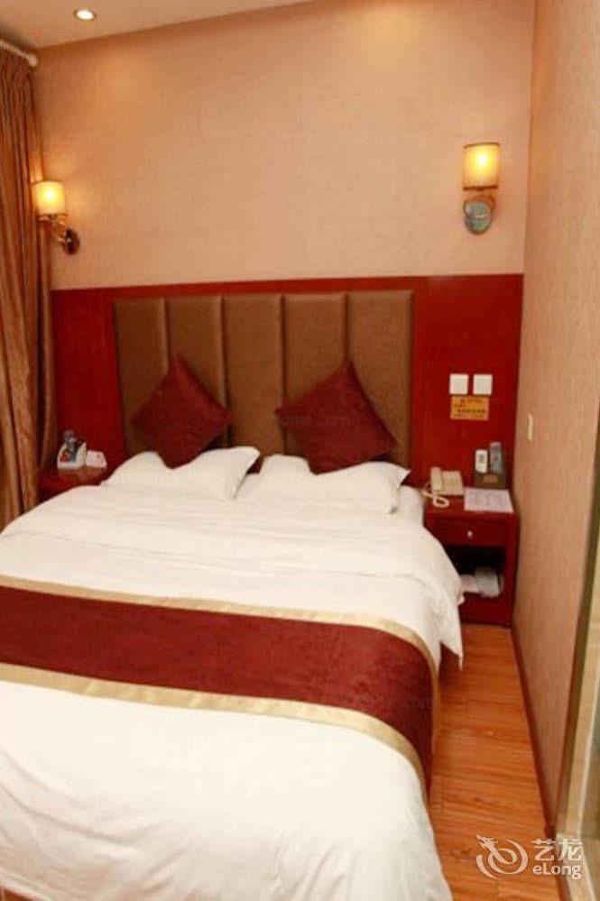 Helun Hotel Чънду Екстериор снимка